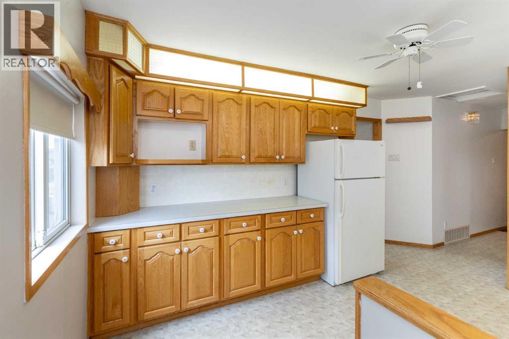 4108 49a Avenue, Innisfail, Alberta  T4G 1J9 - Photo 7 - A2301778