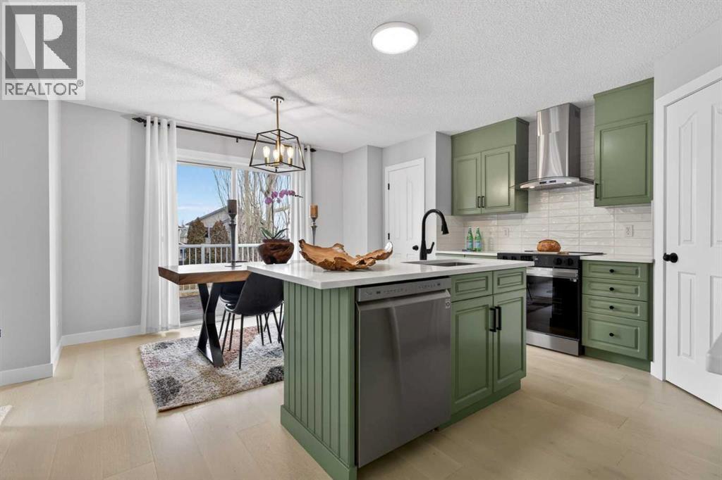 10 Somerglen Crescent Sw, Calgary, Alberta  T2Y 3L6 - Photo 1 - A2302628