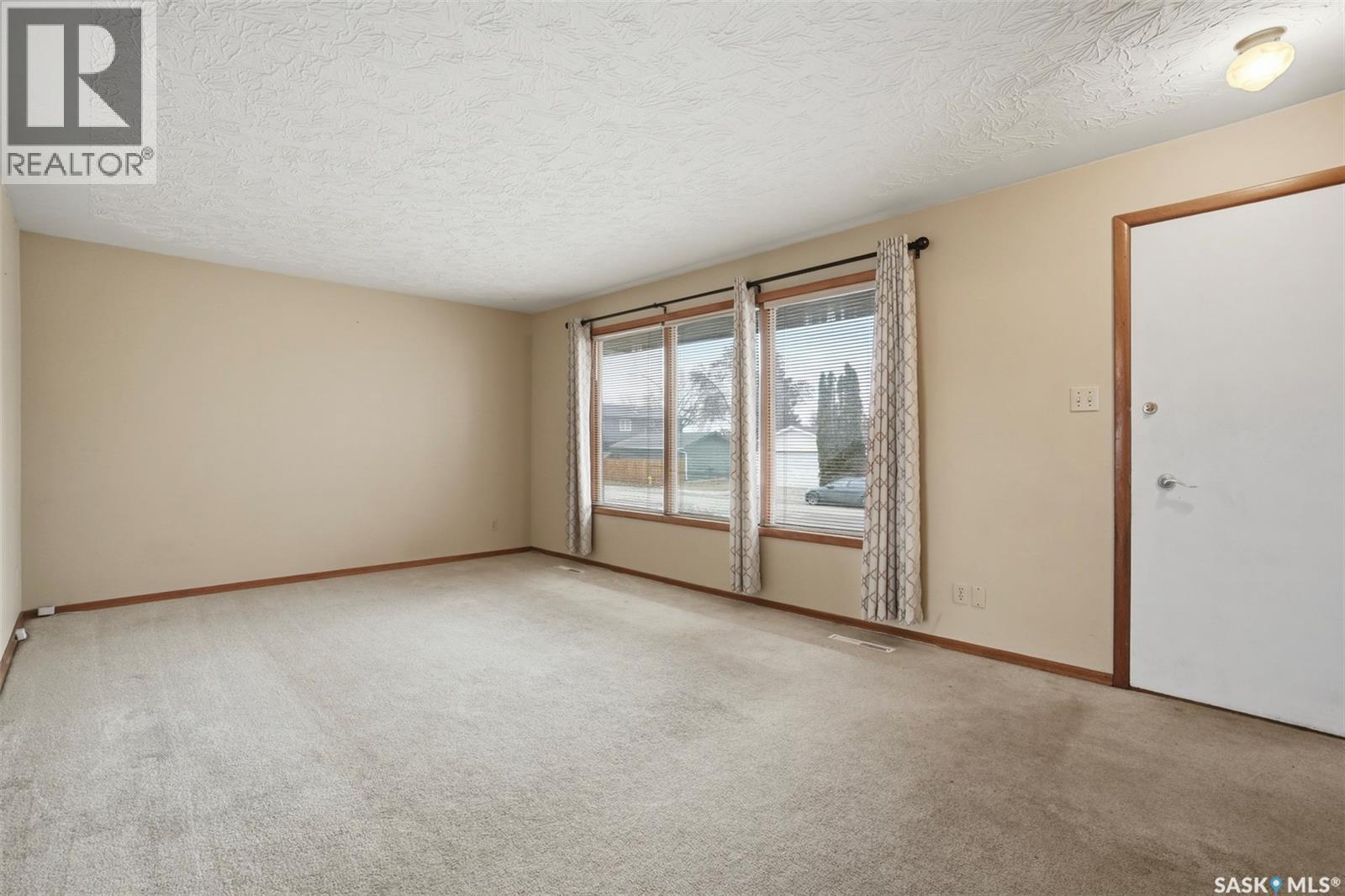 143 102nd Street W, Saskatoon, Saskatchewan  S7N 1M7 - Photo 4 - SK033724