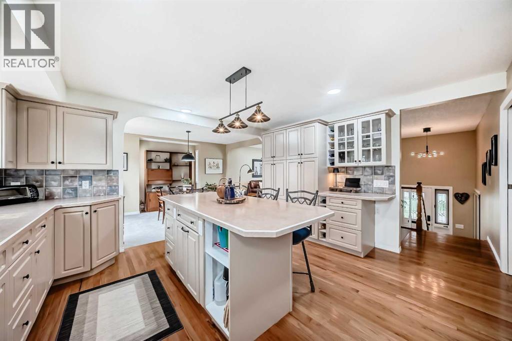 716 Queensland Drive SE, Calgary, Alberta  T2J 4S9 - Photo 5 - A2303354