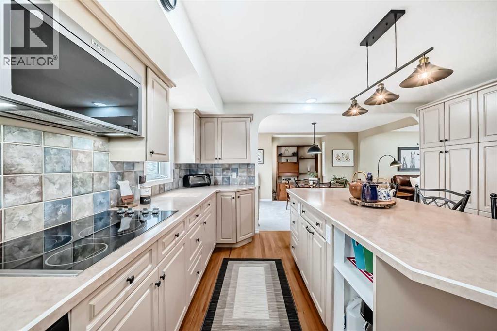 716 Queensland Drive SE, Calgary, Alberta  T2J 4S9 - Photo 4 - A2303354