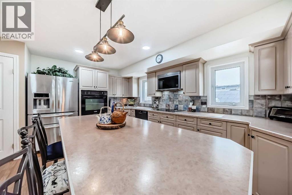 716 Queensland Drive SE, Calgary, Alberta  T2J 4S9 - Photo 6 - A2303354