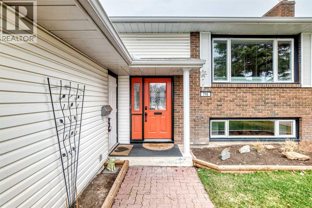 716 Queensland Drive SE, Calgary, Alberta  T2J 4S9 - Photo 2 - A2303354