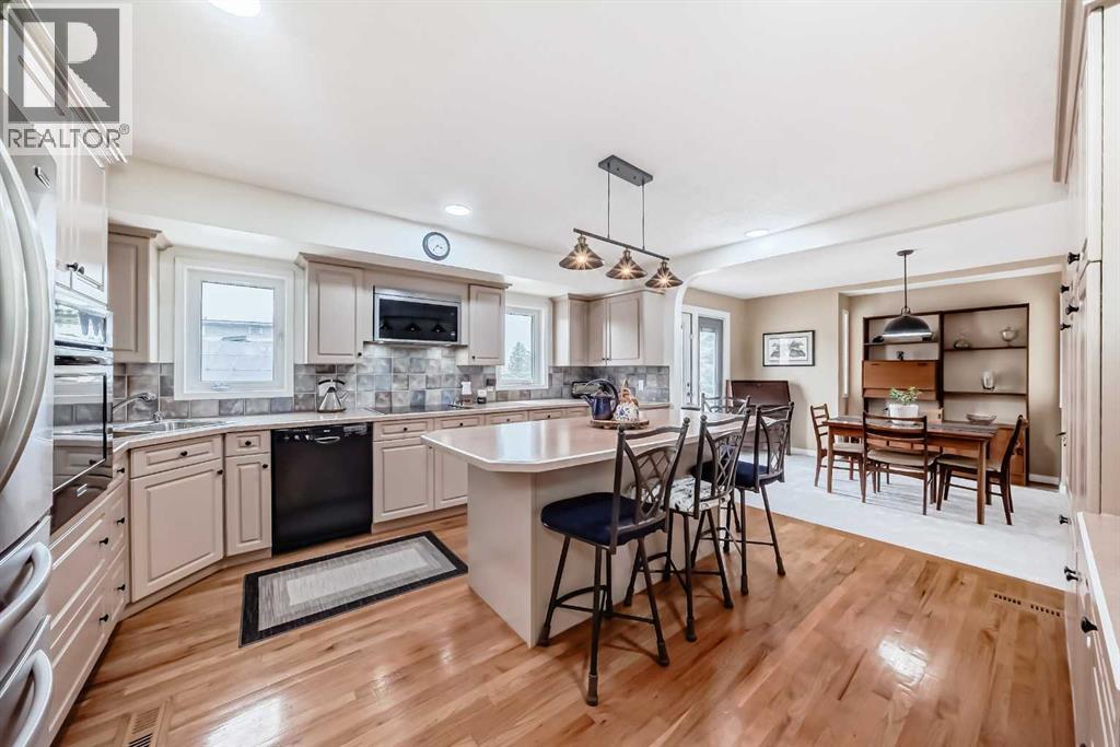 716 Queensland Drive SE, Calgary, Alberta  T2J 4S9 - Photo 3 - A2303354