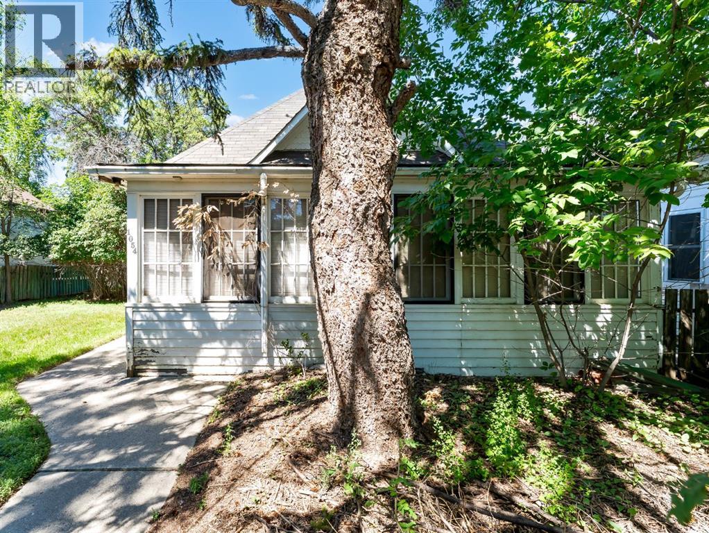 1054 Yuill Street SE, Medicine Hat, Alberta  T1A 0Z2 - Photo 2 - A2267347