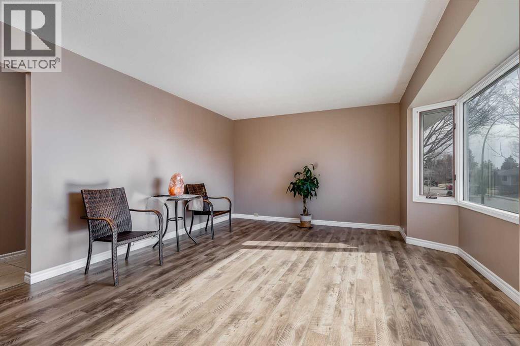 248 Huntcroft Road Ne, Calgary, Alberta  T2K 4E2 - Photo 4 - A2304860