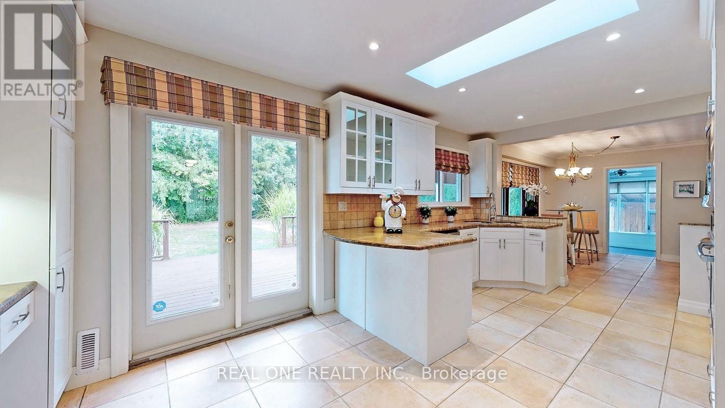 265 Woodland Drive, Oakville, Ontario  L6J 4W6 - Photo 11 - W13044026