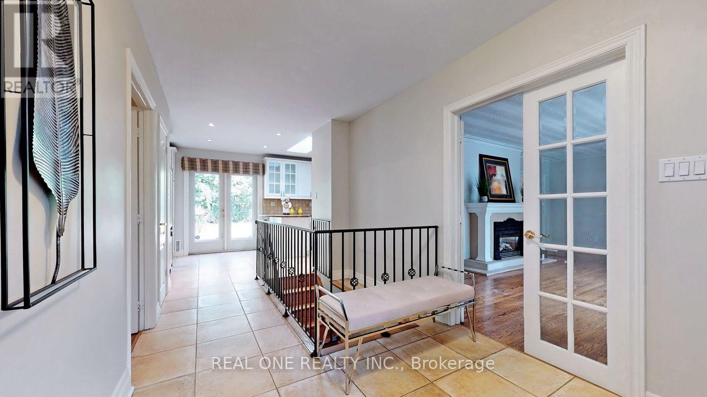 265 Woodland Drive, Oakville, Ontario  L6J 4W6 - Photo 6 - W13044026