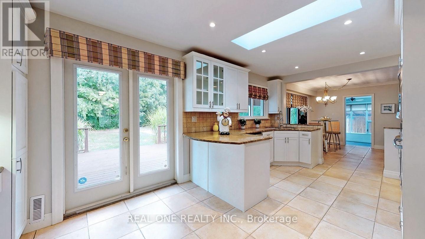 265 Woodland Drive, Oakville, Ontario  L6J 4W6 - Photo 9 - W13044026