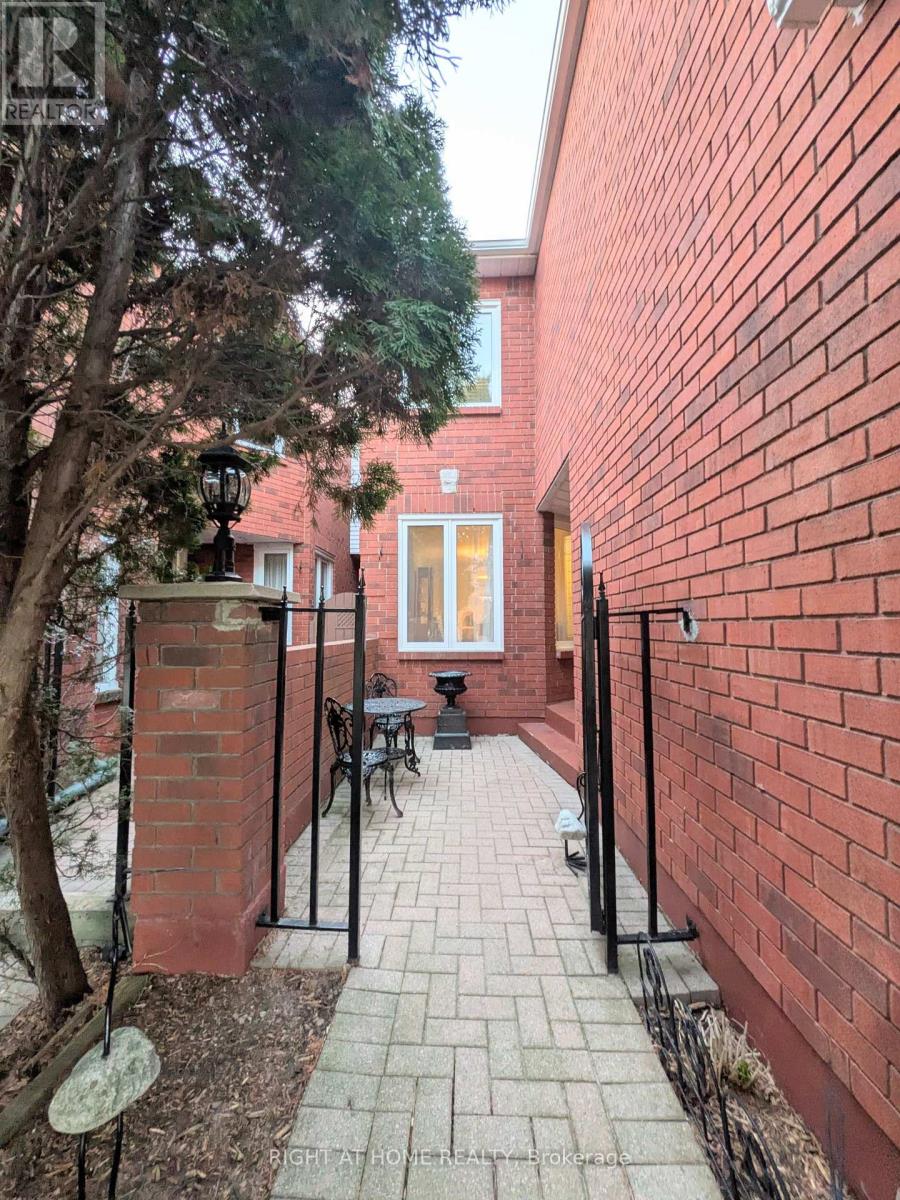 2096 Blacksmith Lane, Oakville, Ontario  L6M 3A3 - Photo 2 - W13039020