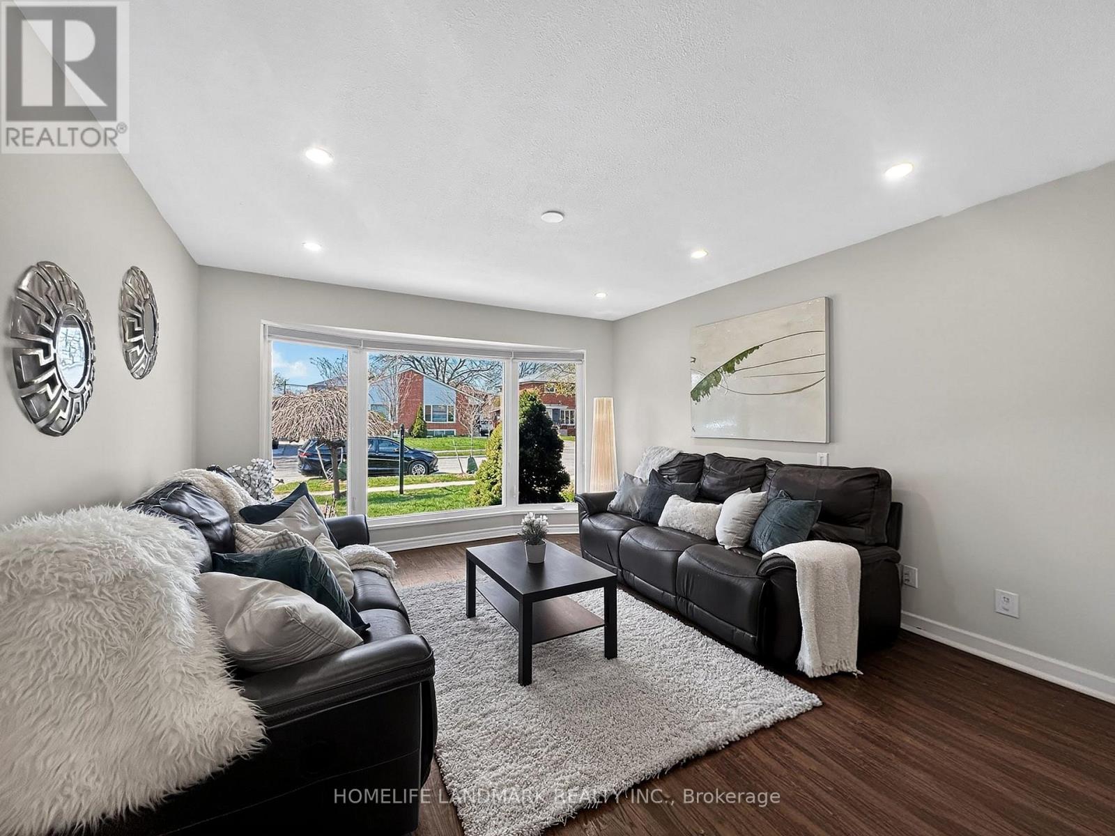 1166 Kingsholm Drive, Mississauga, Ontario  L4Y 2H2 - Photo 3 - W13044072