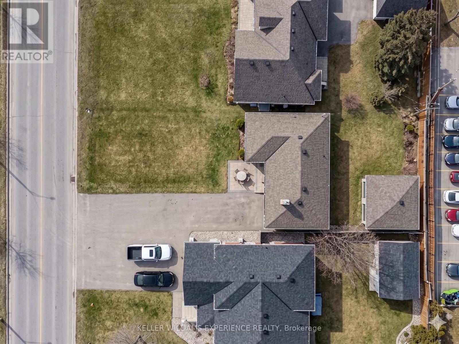 68 Kempenfelt Drive, Barrie, Ontario  L4M 1C1 - Photo 3 - S12753032