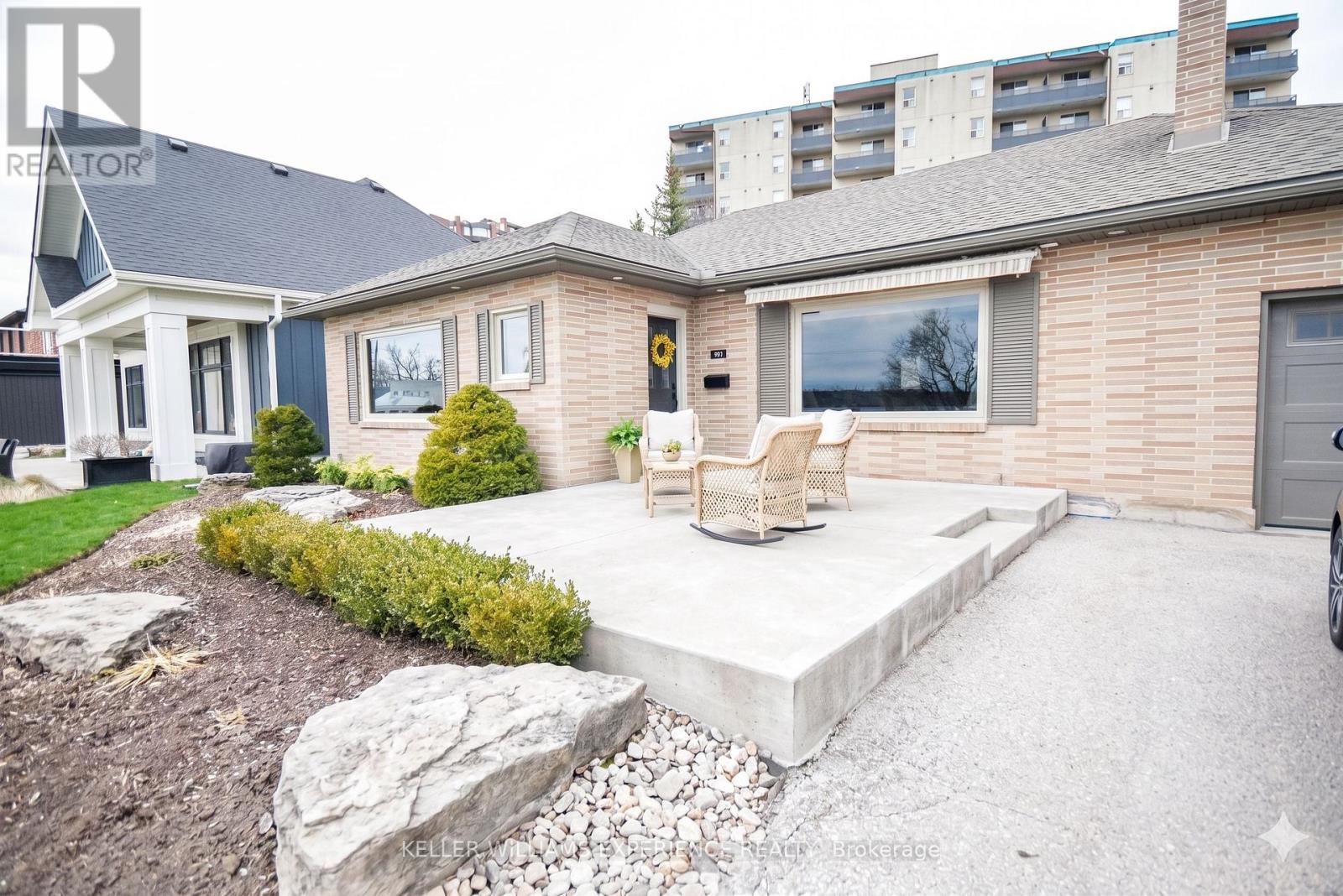 68 Kempenfelt Drive, Barrie, Ontario  L4M 1C1 - Photo 5 - S12753032