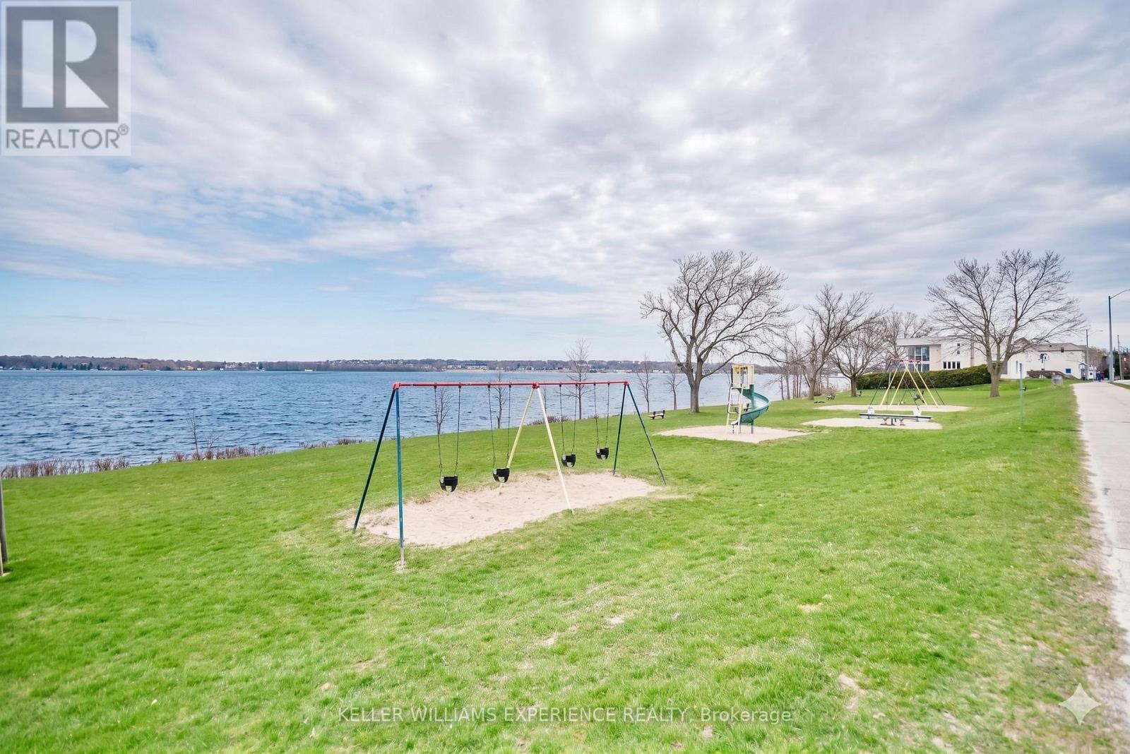 68 Kempenfelt Drive, Barrie, Ontario  L4M 1C1 - Photo 11 - S12753032