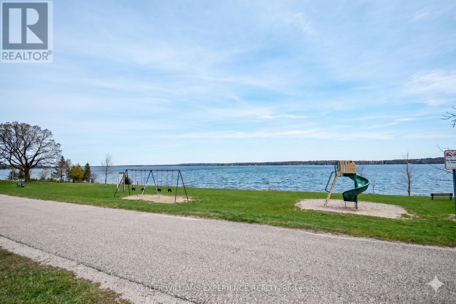 68 Kempenfelt Drive, Barrie, Ontario  L4M 1C1 - Photo 10 - S12753032