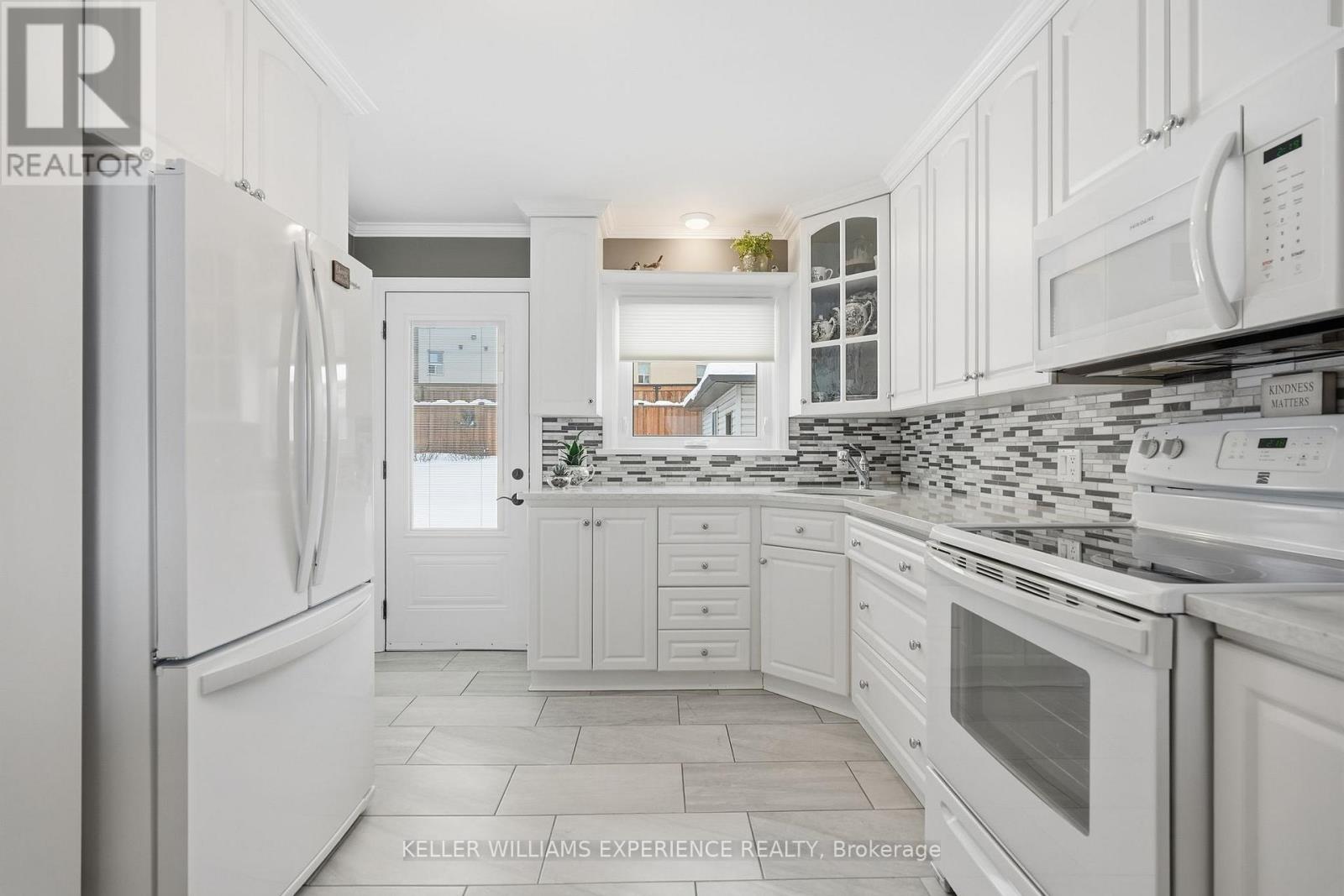 68 Kempenfelt Drive, Barrie, Ontario  L4M 1C1 - Photo 23 - S12753032