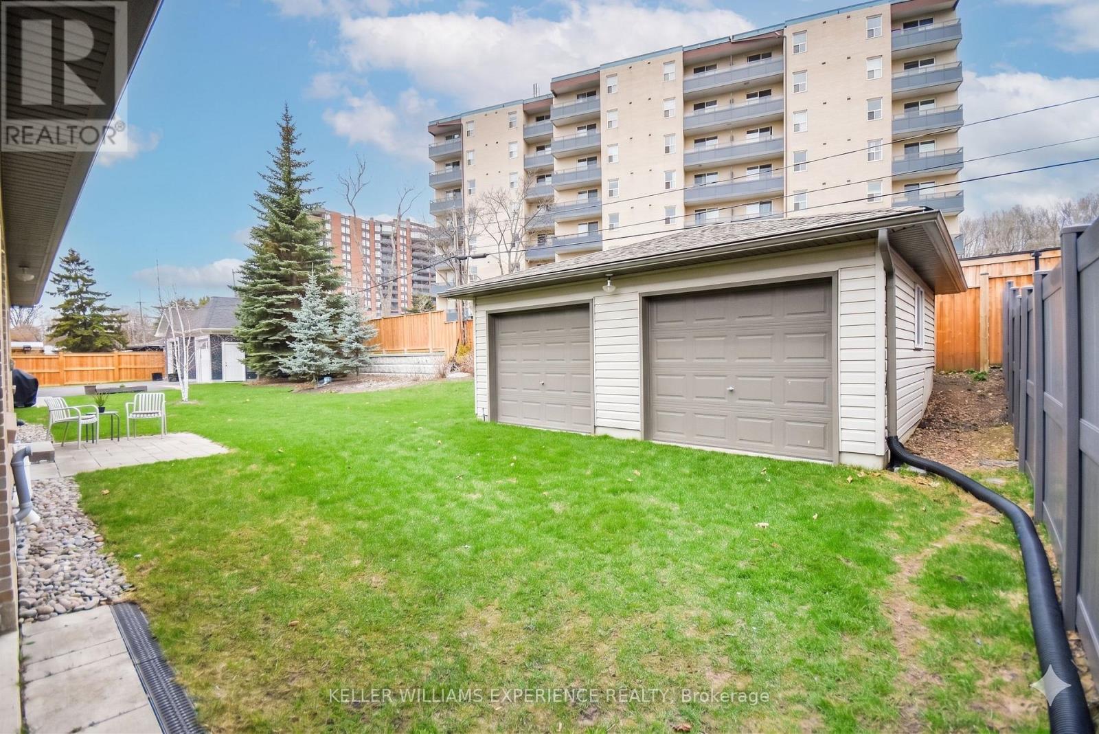 68 Kempenfelt Drive, Barrie, Ontario  L4M 1C1 - Photo 8 - S12753032