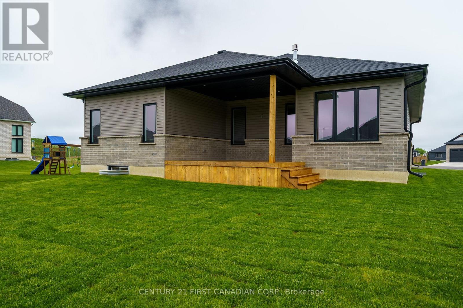 482 Julianna Court, Plympton-Wyoming, Ontario  N0N 1T0 - Photo 3 - X13044134