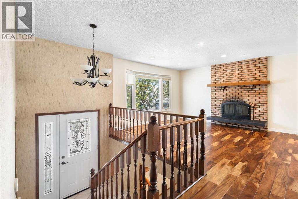 108   Woodmont Drive SW, Calgary, Alberta  T2W 4M3 - Photo 5 - A2303386