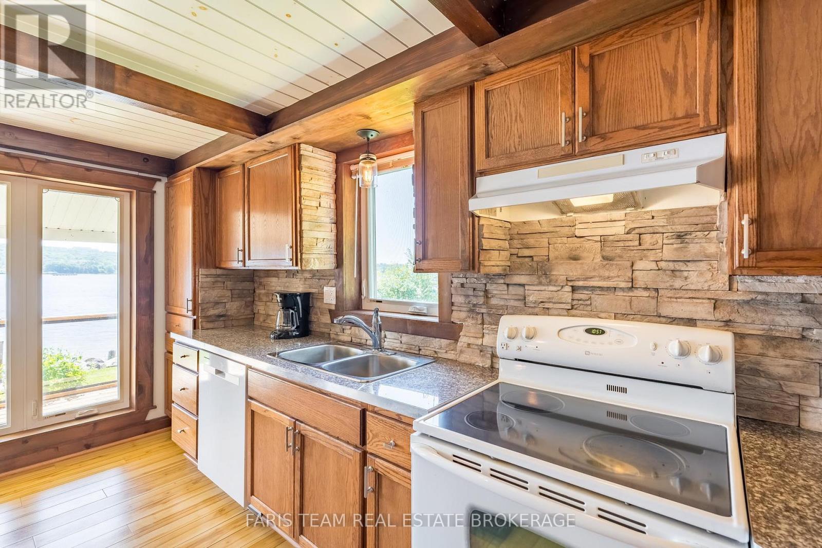 375 Champlain Road, Penetanguishene, Ontario  L9M 1S3 - Photo 8 - S13044222