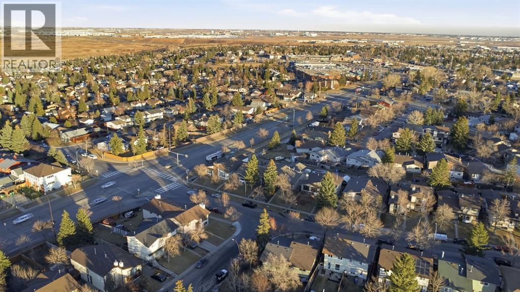 8426 Berkley Road NW, Calgary, Alberta  T3K 1B4 - Photo 2 - A2293697