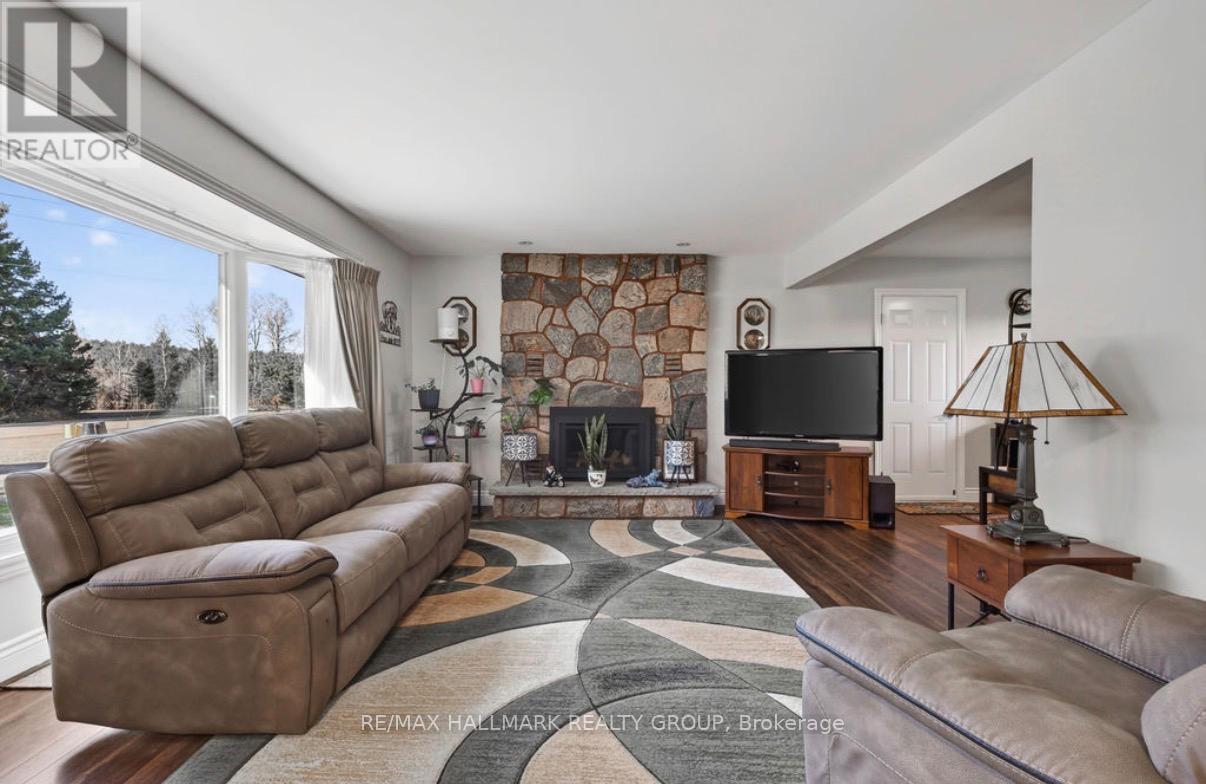 9950 Round Lake Road, Laurentian Valley, Ontario  K8A 0K5 - Photo 15 - X13033702