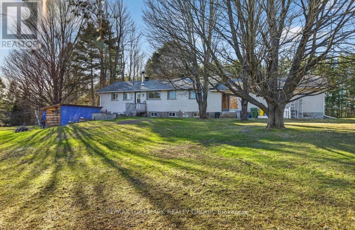 9950 Round Lake Road, Laurentian Valley, Ontario  K8A 0K5 - Photo 4 - X13033702