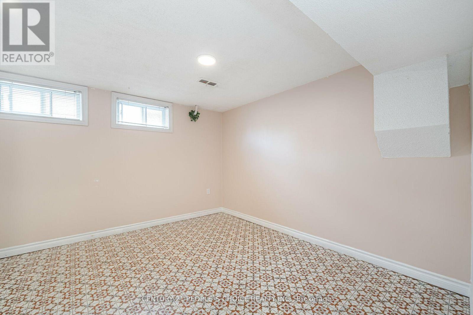 39 Waterbury Drive, Toronto, Ontario  M9R 3Y1 - Photo 5 - W13043440