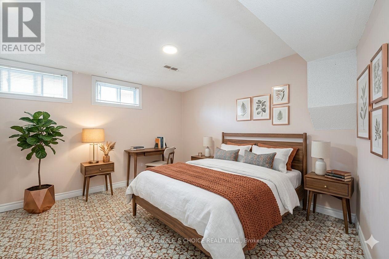 39 Waterbury Drive, Toronto, Ontario  M9R 3Y1 - Photo 6 - W13043440