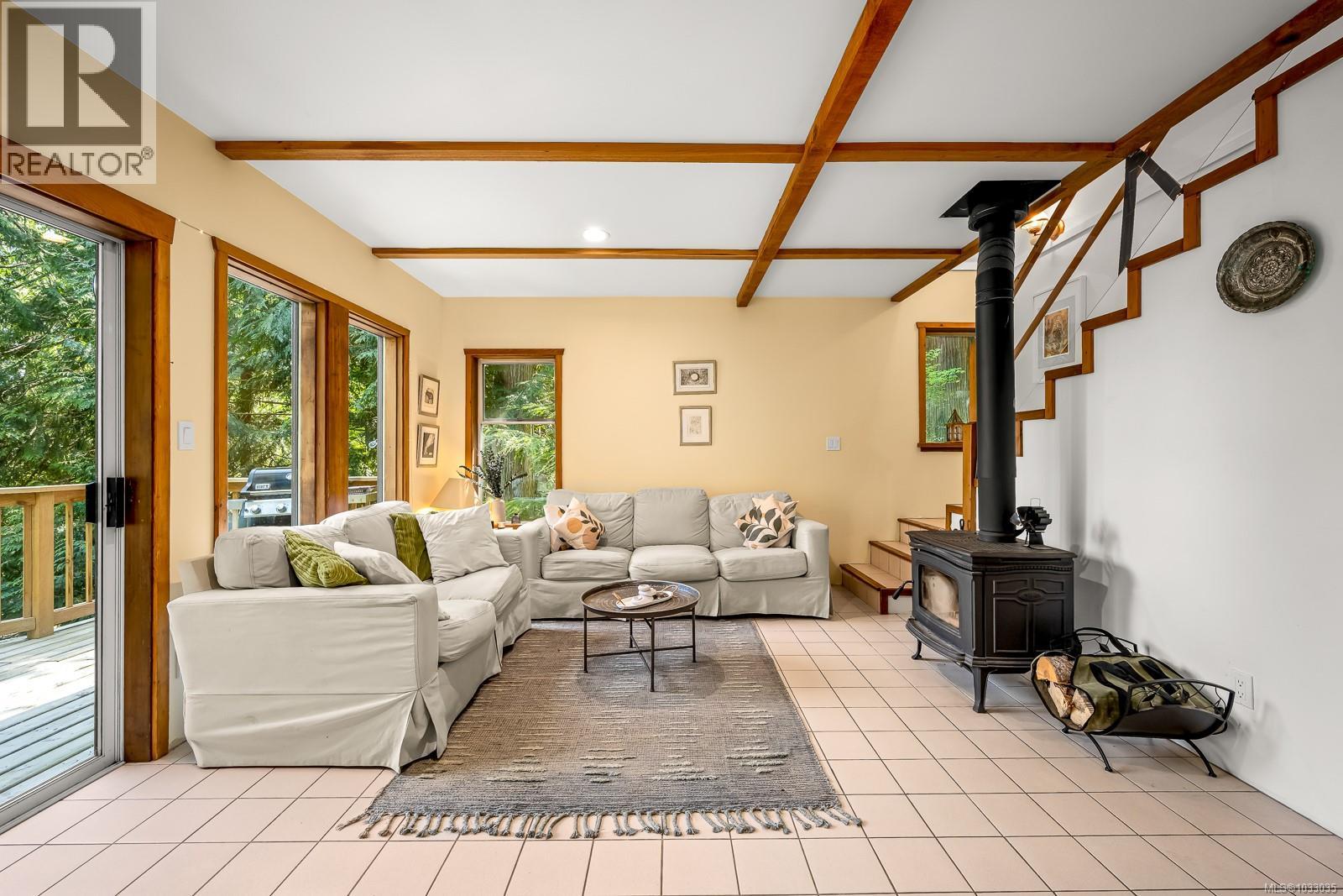 833 Austin Dr, Cortes Island, British Columbia  V0P 1K0 - Photo 2 - 1033035