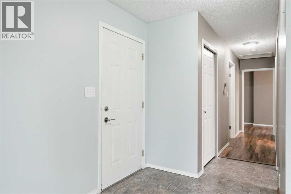 138 Midcrest Crescent SE, Calgary, Alberta  T2X 1B6 - Photo 3 - A2304491