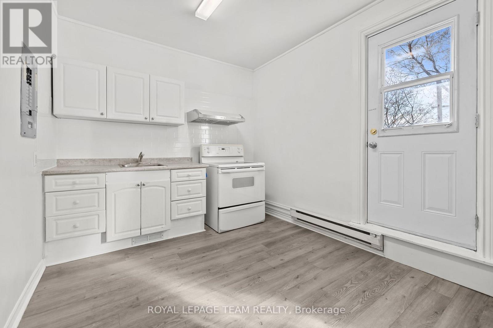 B - 824 Somerset Street W, Ottawa, Ontario  K1R 6R5 - Photo 6 - X13044356