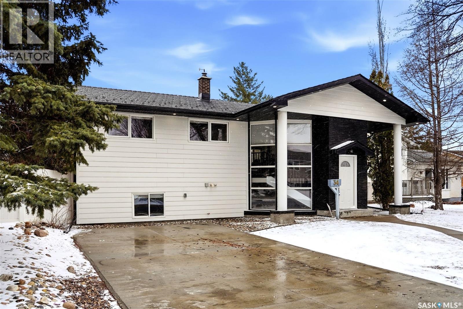 34 Dewar Bay, Regina, Saskatchewan  S4R 5W4 - Photo 2 - SK033850