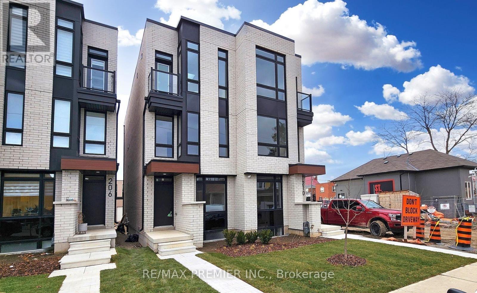 LOWER - 208 MCROBERTS AVENUE W, Toronto, Ontario