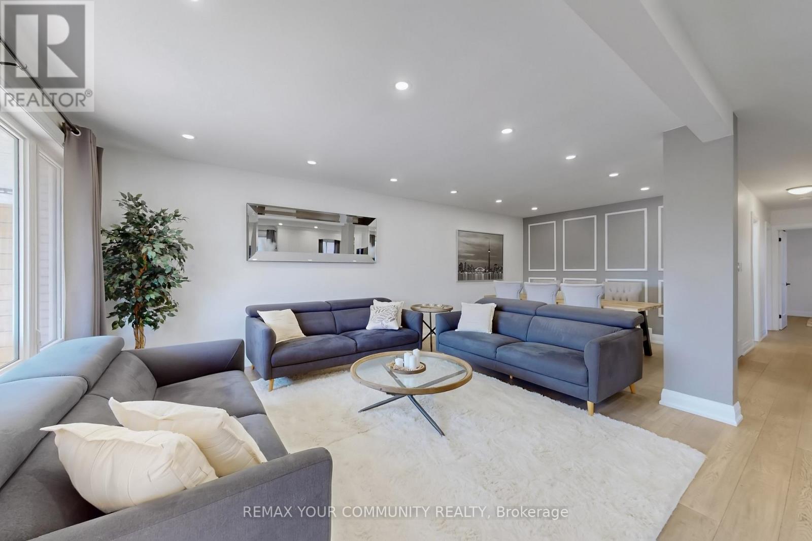 <div class="slider-price">$1,190,000</div><p>26 Faye Drive, Toronto, Ontario</p>