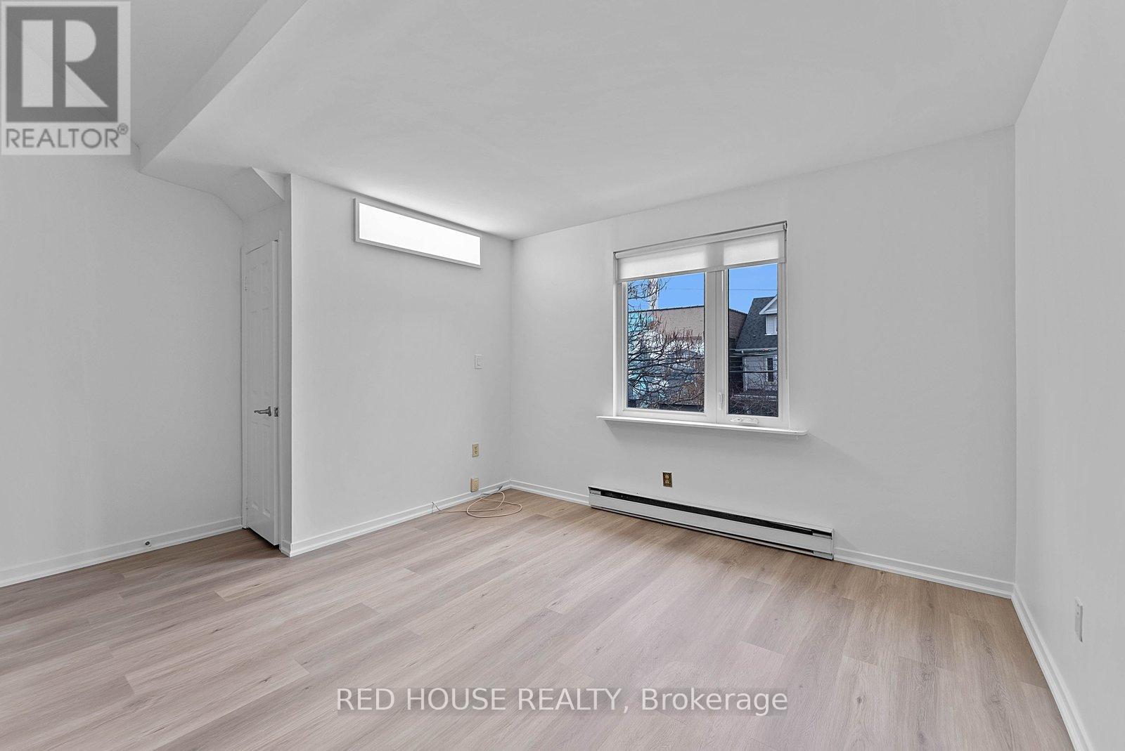 Upper - 37 Connaught Avenue, Toronto, Ontario  M4L 2V8 - Photo 11 - E12846964