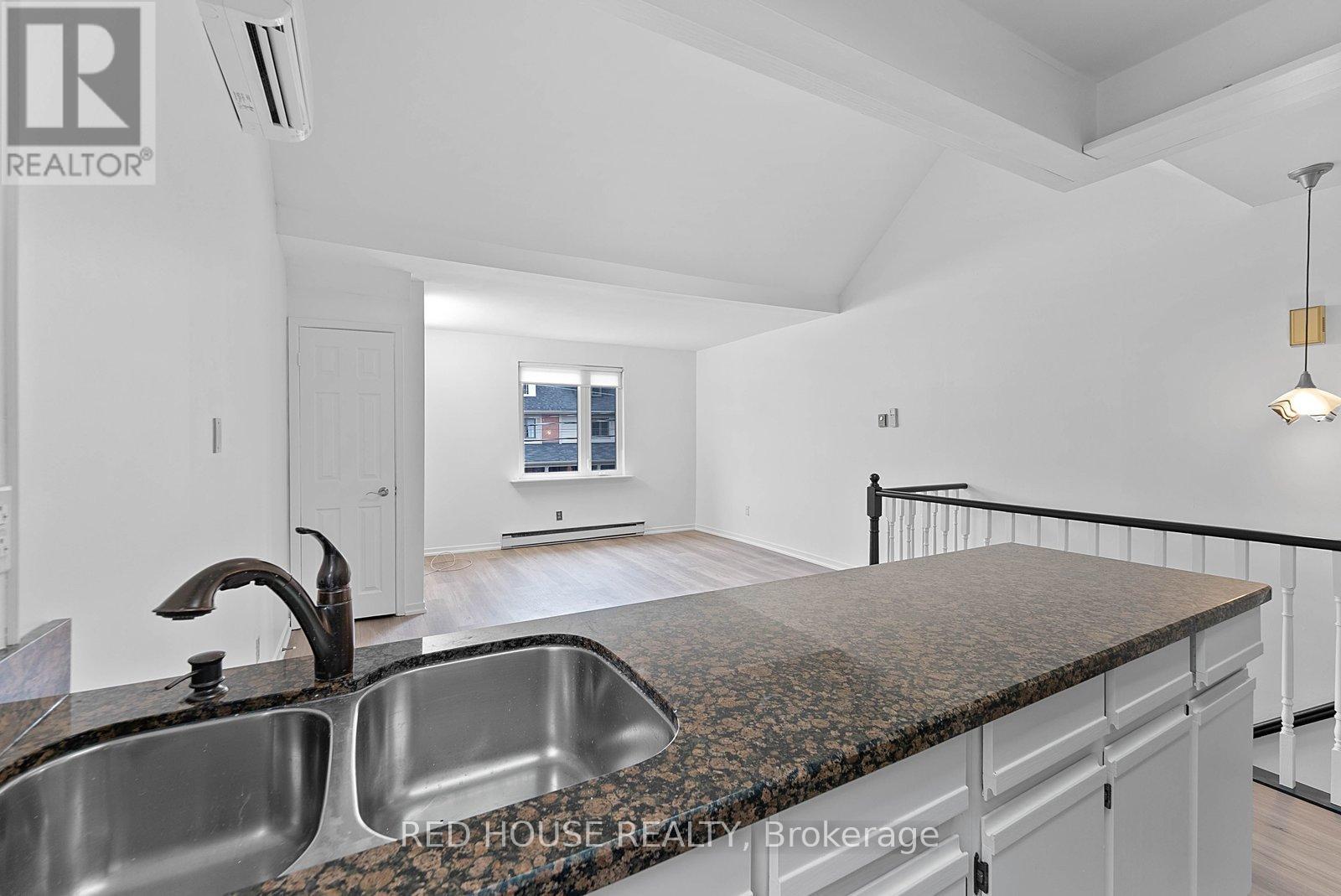 Upper - 37 Connaught Avenue, Toronto, Ontario  M4L 2V8 - Photo 19 - E12846964