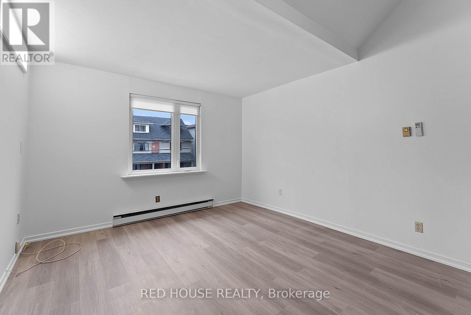 Upper - 37 Connaught Avenue, Toronto, Ontario  M4L 2V8 - Photo 10 - E12846964