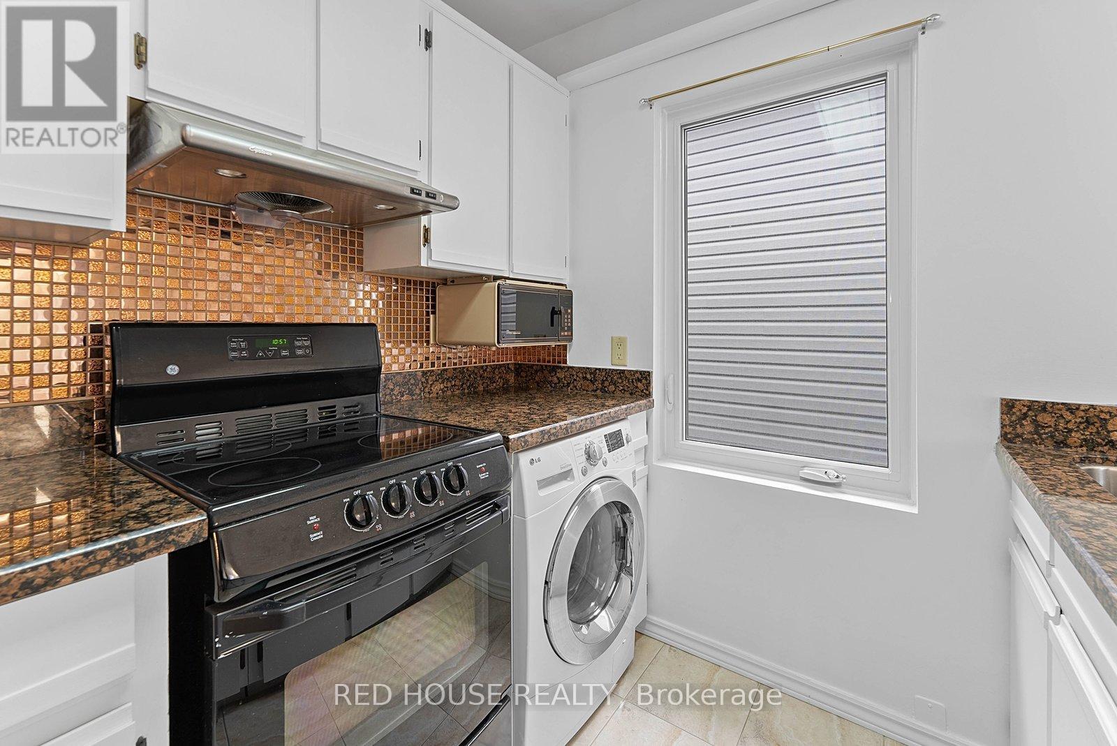 Upper - 37 Connaught Avenue, Toronto, Ontario  M4L 2V8 - Photo 18 - E12846964