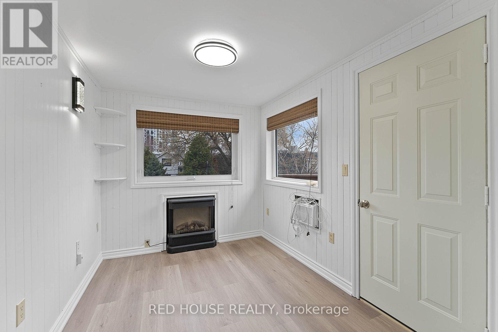 Upper - 37 Connaught Avenue, Toronto, Ontario  M4L 2V8 - Photo 25 - E12846964