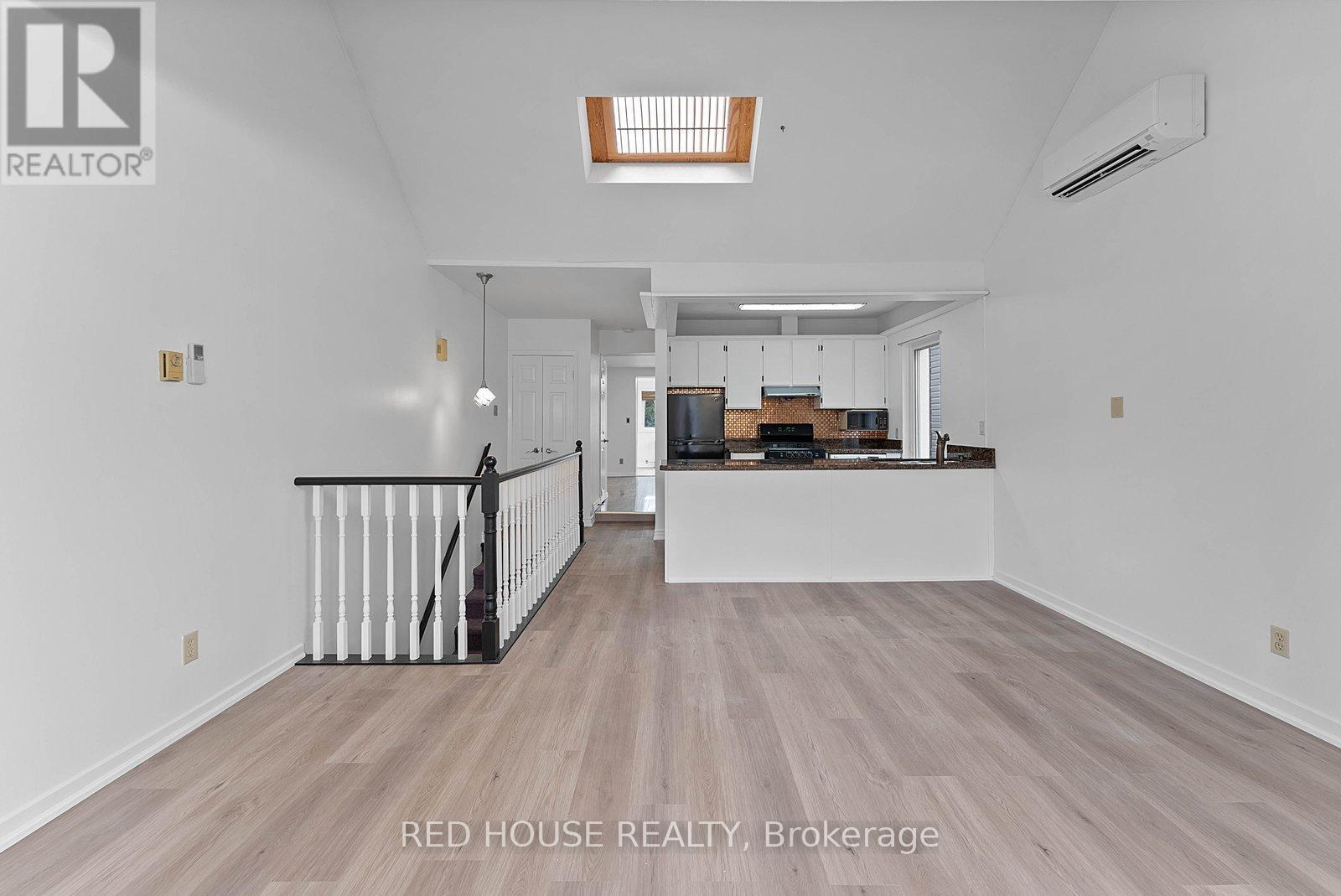 Upper - 37 Connaught Avenue, Toronto, Ontario  M4L 2V8 - Photo 12 - E12846964