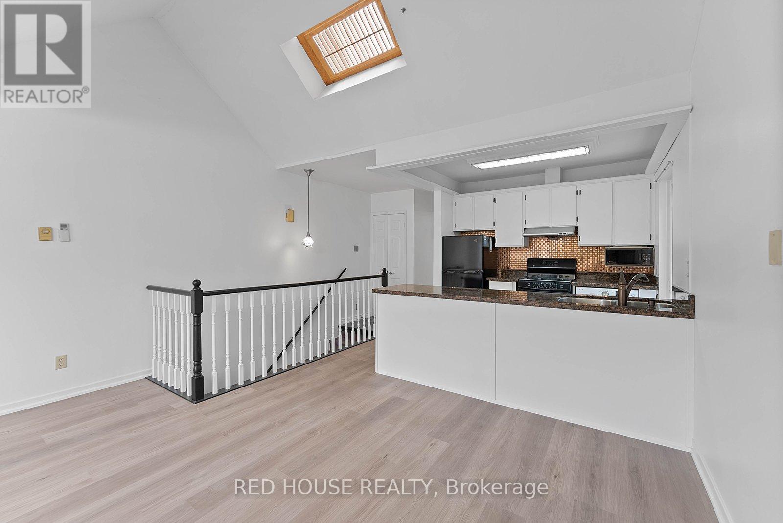 Upper - 37 Connaught Avenue, Toronto, Ontario  M4L 2V8 - Photo 14 - E12846964