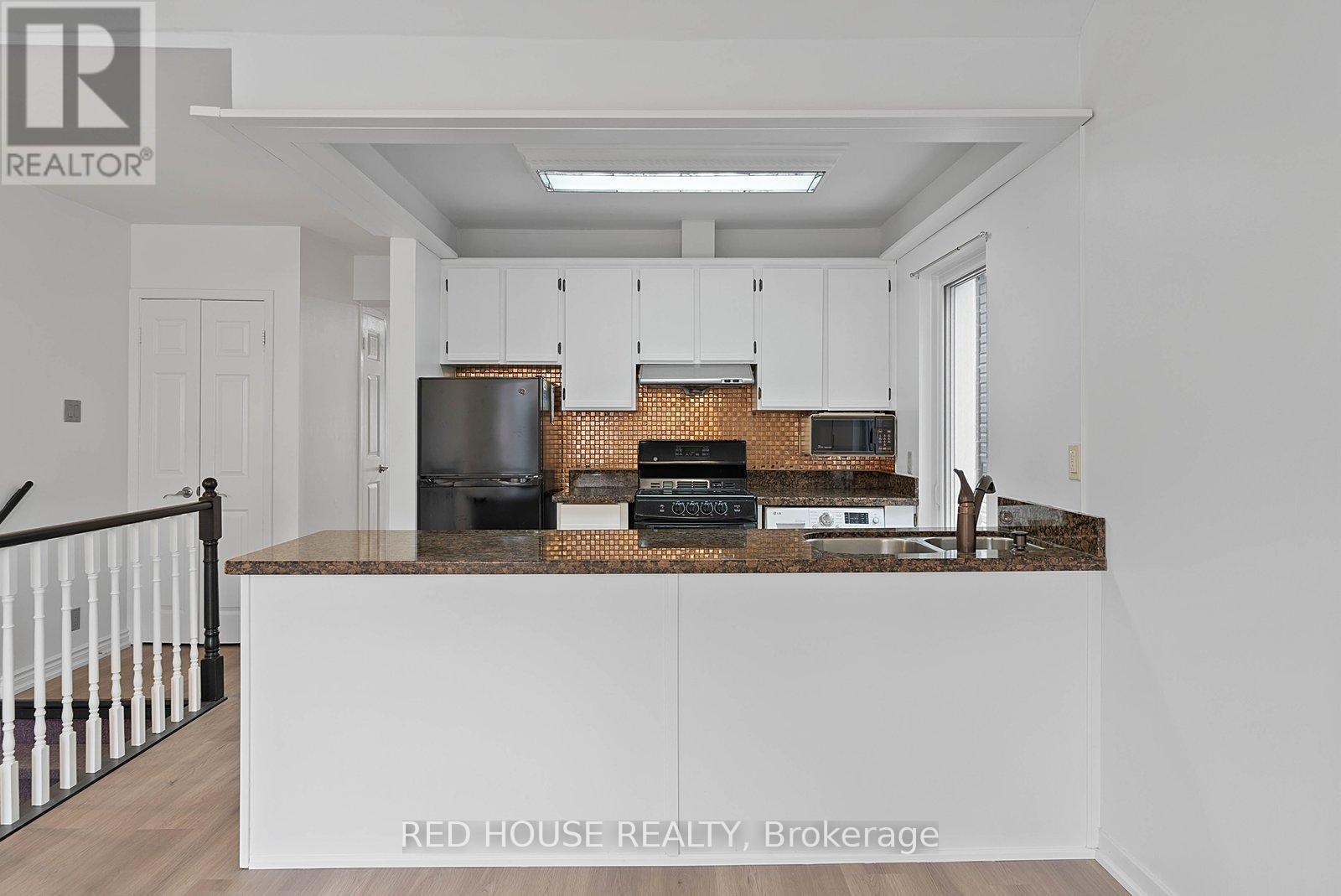 Upper - 37 Connaught Avenue, Toronto, Ontario  M4L 2V8 - Photo 15 - E12846964