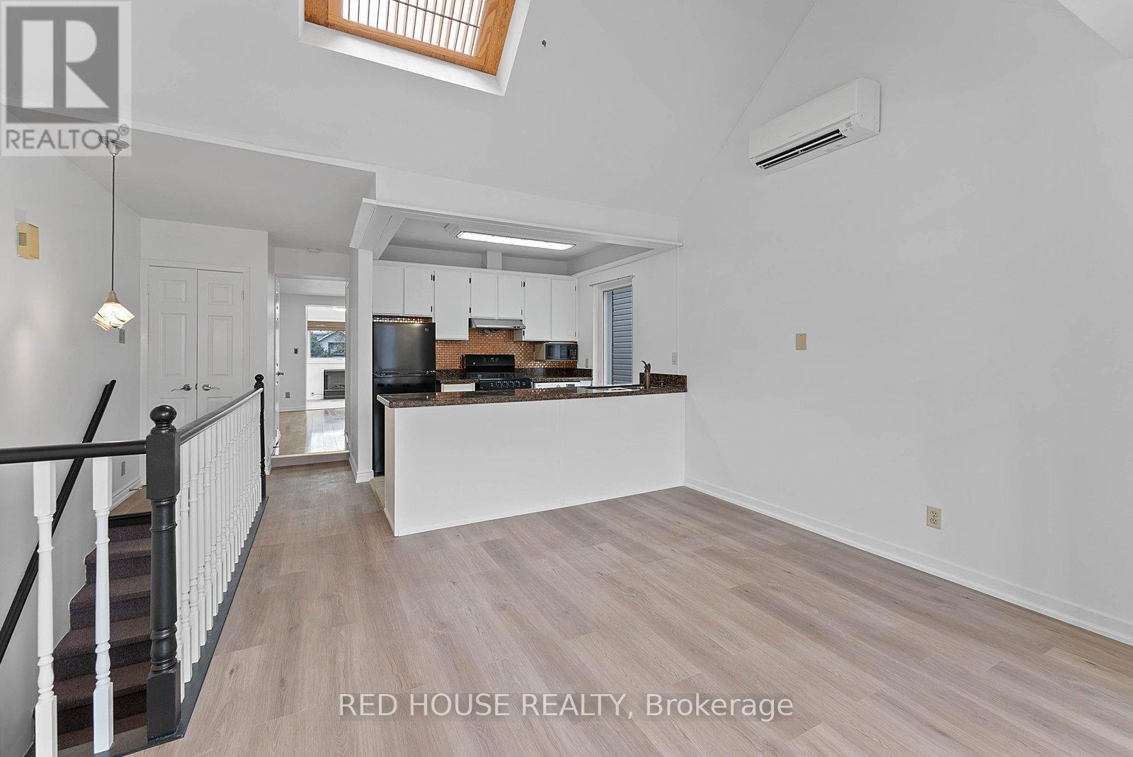 Upper - 37 Connaught Avenue, Toronto, Ontario  M4L 2V8 - Photo 13 - E12846964