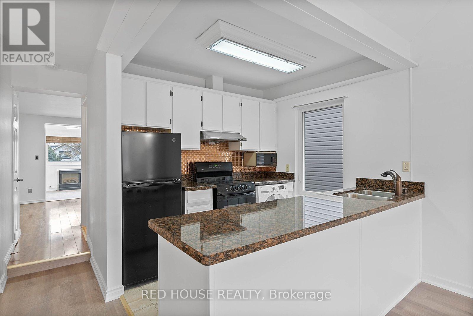 Upper - 37 Connaught Avenue, Toronto, Ontario  M4L 2V8 - Photo 16 - E12846964