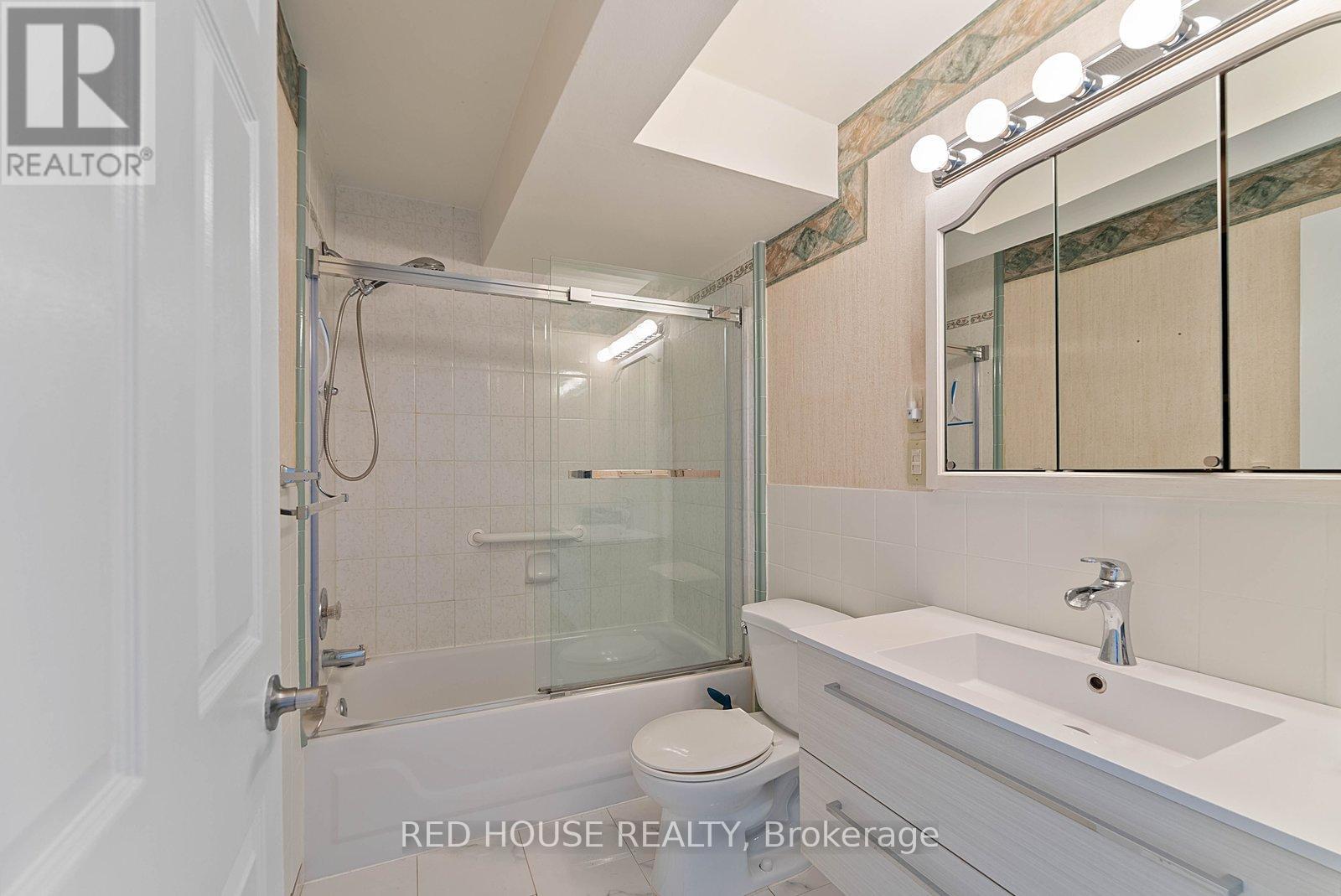 Upper - 37 Connaught Avenue, Toronto, Ontario  M4L 2V8 - Photo 29 - E12846964