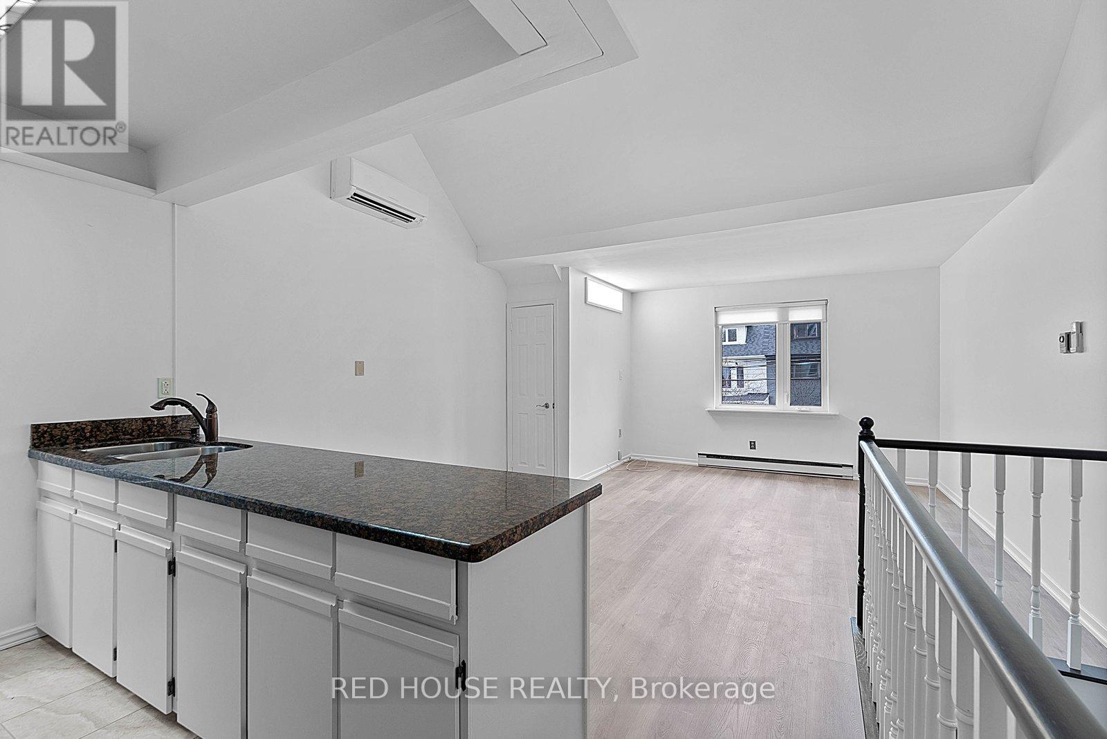 Upper - 37 Connaught Avenue, Toronto, Ontario  M4L 2V8 - Photo 7 - E12846964