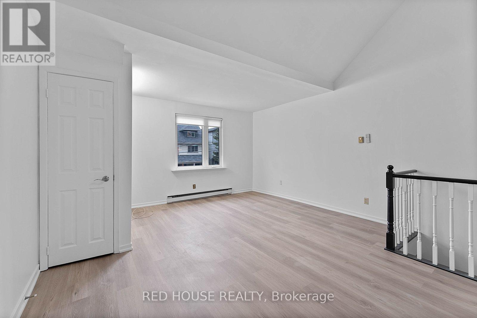 Upper - 37 Connaught Avenue, Toronto, Ontario  M4L 2V8 - Photo 9 - E12846964