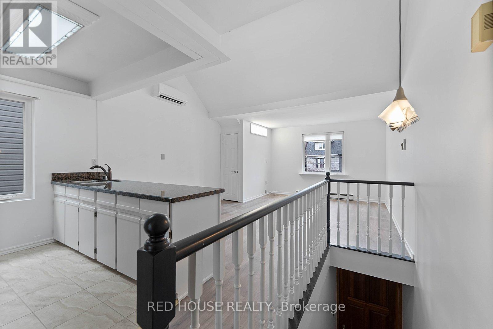 Upper - 37 Connaught Avenue, Toronto, Ontario  M4L 2V8 - Photo 6 - E12846964