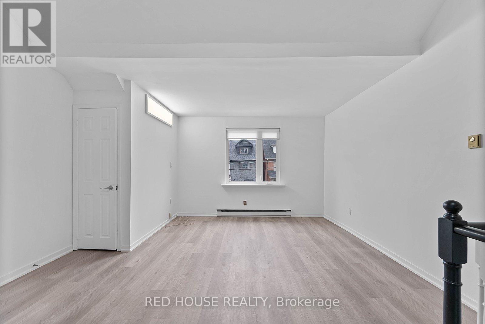 Upper - 37 Connaught Avenue, Toronto, Ontario  M4L 2V8 - Photo 8 - E12846964